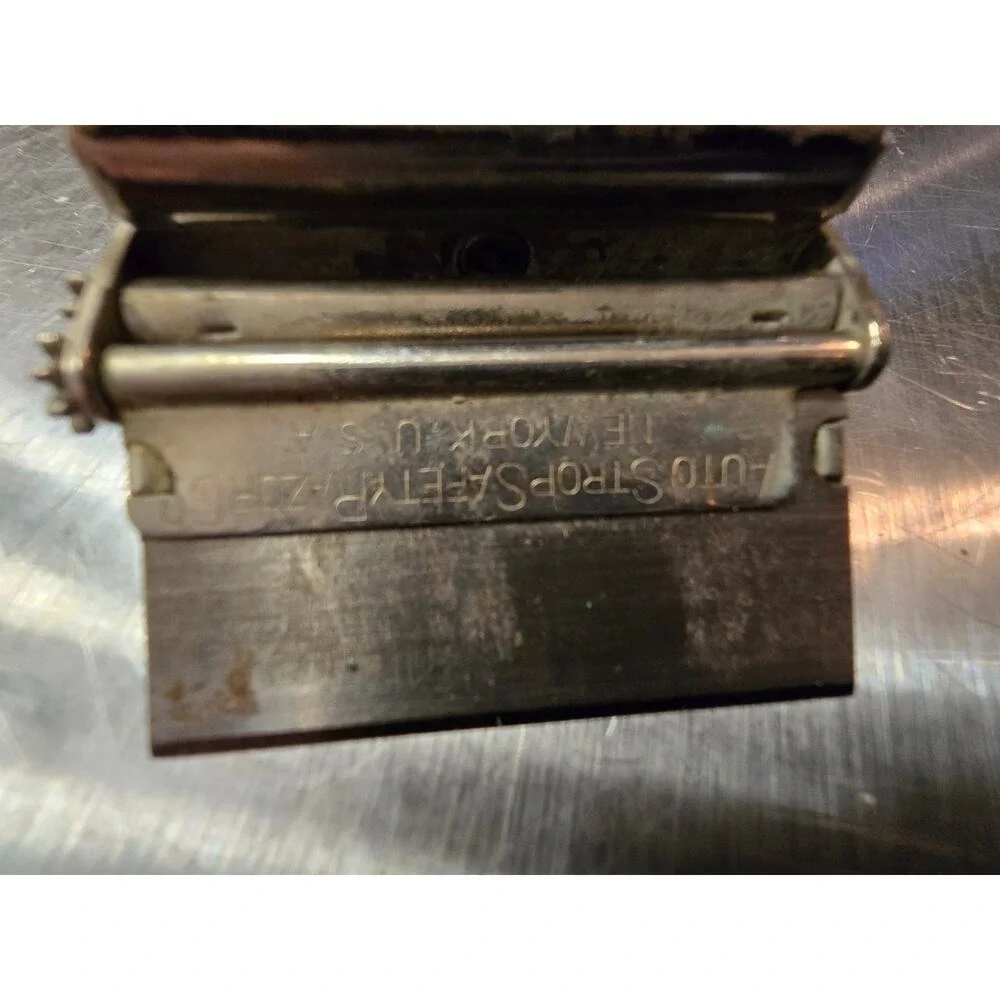 3 Antique‎ Razors 2 safety and 1 Straight. The Straight Razor has flaws see pics